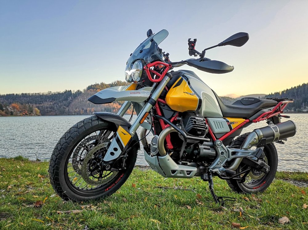 Moto Guzzi V85TT am Stausee Hohenwarte.jpg