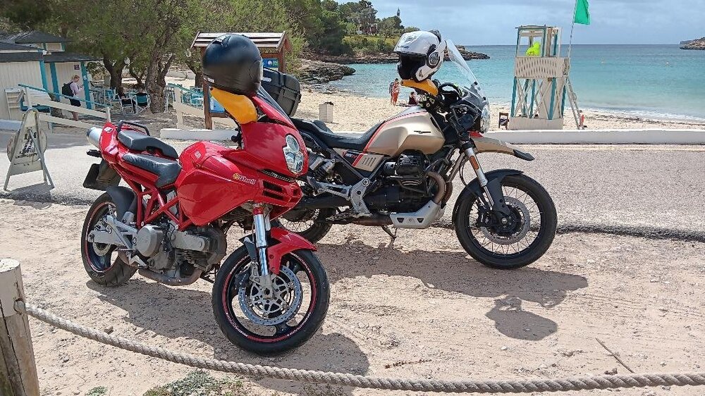 Guzzi und Duc am Strand.jpg