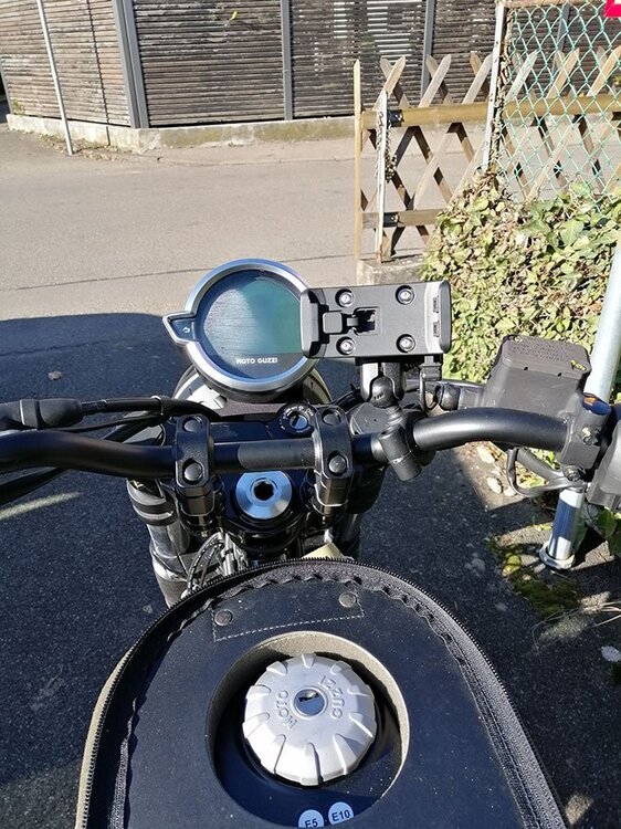 MMoto Guzzi V7 Stone - UmbautenTacho-mittig.jpg